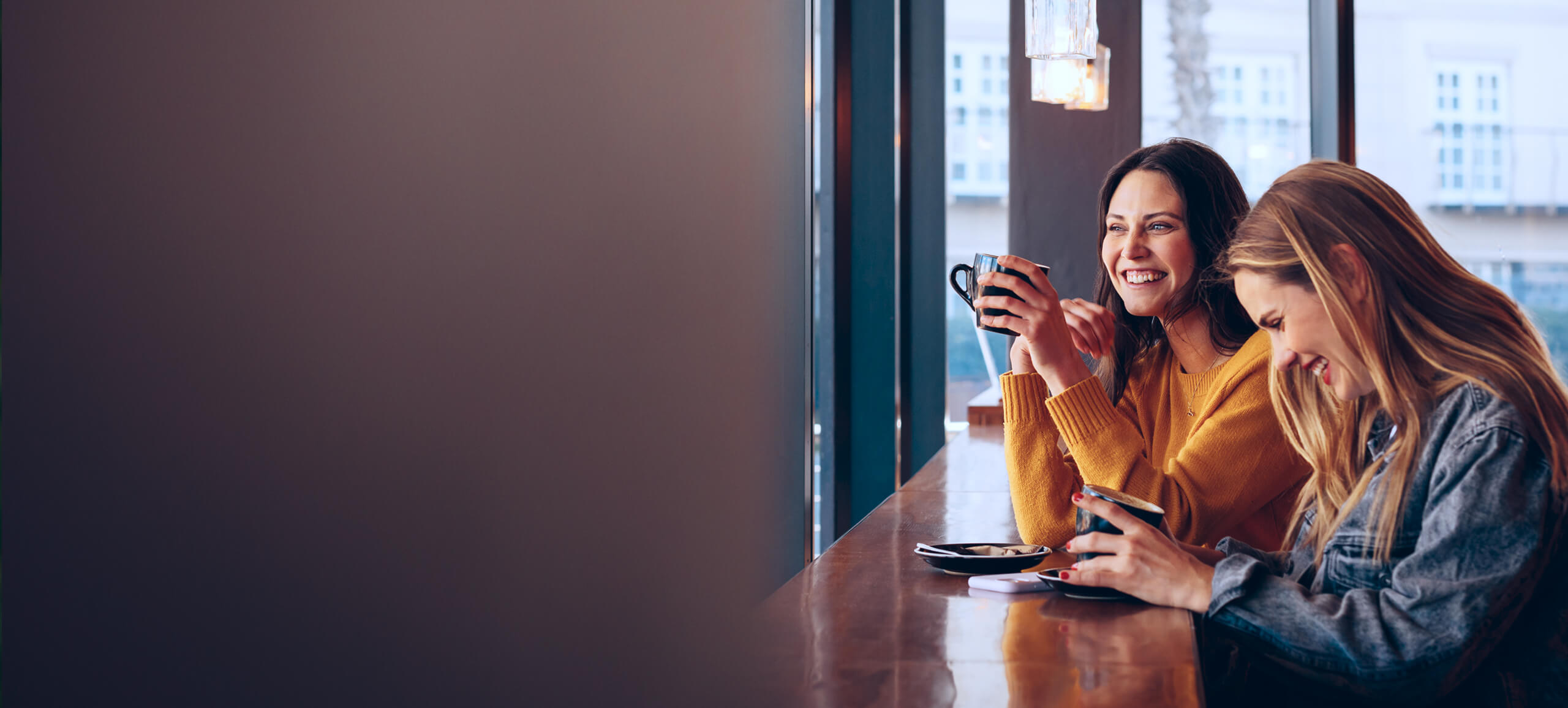 To venner drikker kaffe og griner sammen – livskvalitet trods astma.